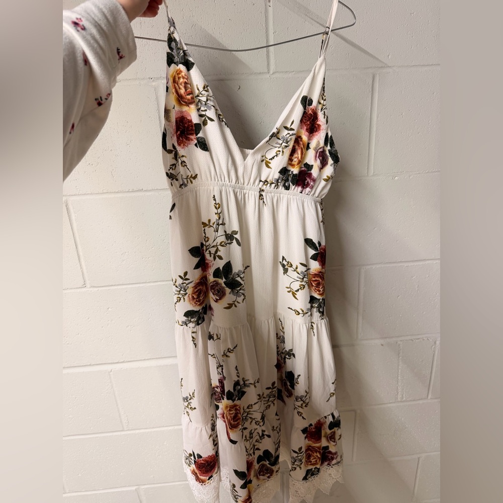 Fantastic Fawn White Floral V-Neck Midi Dress with Rose Print